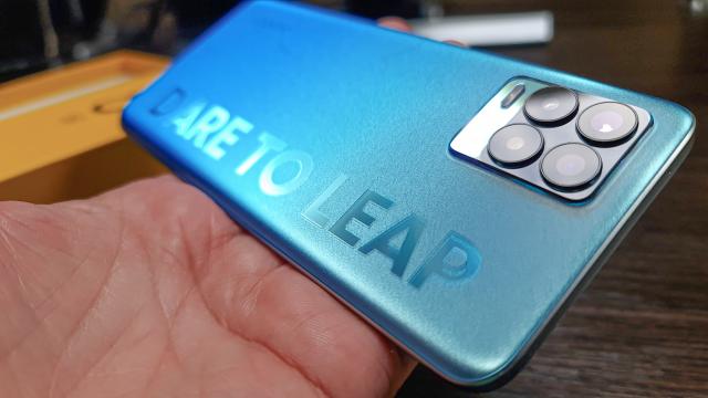 <b>Realme 8 Pro review detaliat în limba română (evaluare Mobilissimo)</b>După ce am testat un Realme 8, am trecut la Realme 8 Pro, unul dintre cele mai accesibile telefoane cu camera de 108 megapixeli. Este şi debutul unui astfel de senzor pe un telefon branduit Realme. Acest smartphone costă 1399 lei, a debutat în România