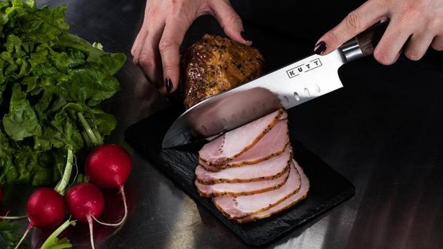 <b>Cuțitele format japonez „KUTT” acum cu 50% reducere folosind codul MOB50; Echipează-te cu ustensile de chef adevărat înainte de Paște</b>Aceasta este o perioadă în care cu toții ne gândim ce vom așterne pe masa de Paște, cu feluri variate de mâncare deja în plan pentru pregătire. Dacă vrei să îți ușurezi munca din bucătărie în acest an și să te bucuri
