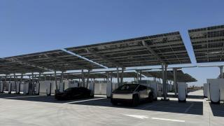 Tesla are un Supercharger cât o parcare de mall: 164 de puncte, 11 MW solar și 10 Megapack-uri
