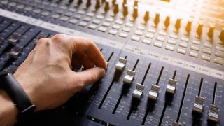 Australia spune „nu” muzicii create integral de AI: piesele generate artificial dispar din topurile oficiale
