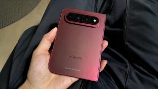 Xiaomi 18 Fold apare în presupuse randări, pliabil lat cu setup foto avansat, peste Fold8 și iPhone Ultra la cameră