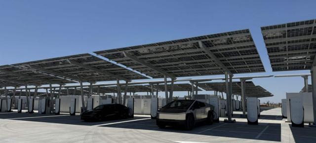 Tesla are un Supercharger cât o parcare de mall: 164 de puncte, 11 MW solar și 10 Megapack-uri