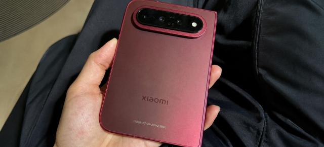 Xiaomi 18 Fold apare în presupuse fotografii reale, pliabil lat cu setup foto avansat, peste Fold8 și iPhone Ultra la cameră