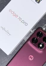 Motorola edge 70 Pro Unboxing: Baterie de 6500 mAh, ecran AMOLED generos de 144Hz, cameră periscopică + o nuanță PANTONE ce iese imediat în evidență