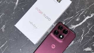 Motorola edge 70 Pro Unboxing: Baterie de 6500 mAh, ecran AMOLED generos de 144Hz, cameră periscopică + o nuanță PANTONE ce iese imediat în evidență