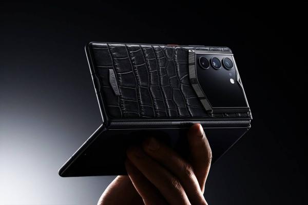 Vertu prezintă un nou smartphone pliabil de lux! AlphaFold mizează pe AI, e fabricat din materiale premium și pleacă de la 6800 de dolari