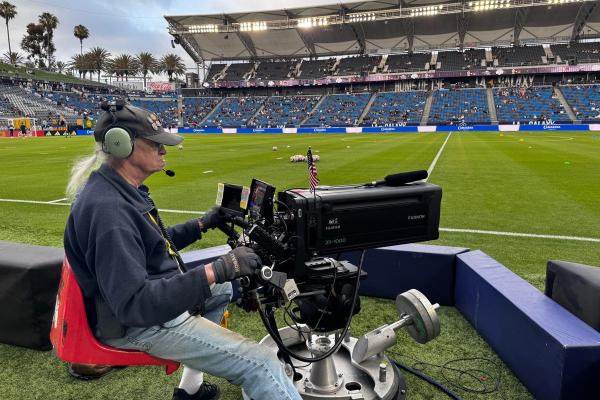 Apple a transmis un meci profesionist de fotbal filmat exclusiv cu iPhone-uri; 15 telefoane au înlocuit camerele TV clasice