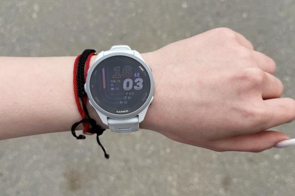 Prezentare Garmin Forerunner 170 Music: Smartwatch pentru alergători cu ecran AMOLED, Garmin Pay, muzică offline și funcții avansate de antrenament