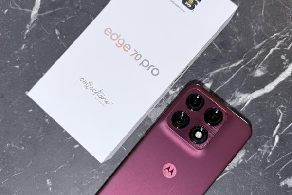 Motorola edge 70 Pro Unboxing: Baterie de 6500 mAh, ecran AMOLED generos de 144Hz, cameră periscopică + o nuanță PANTONE ce iese imediat în evidență