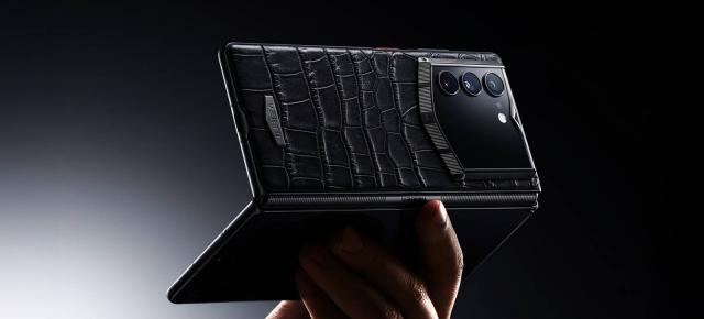 Vertu prezintă un nou smartphone pliabil de lux! AlphaFold mizează pe AI, e fabricat din materiale premium și pleacă de la 6800 de dolari