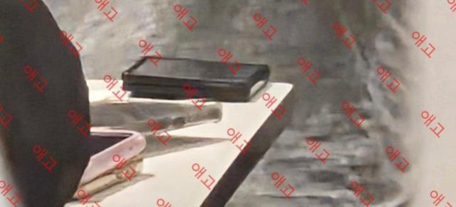 Galaxy Z Fold 8 apare în imagini reale - Samsung pregătește un model mai lat și mai accesibil