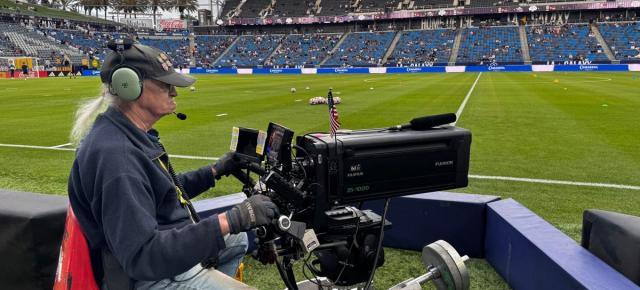 Apple a transmis un meci profesionist de fotbal filmat exclusiv cu iPhone-uri; 15 telefoane au înlocuit camerele TV clasice