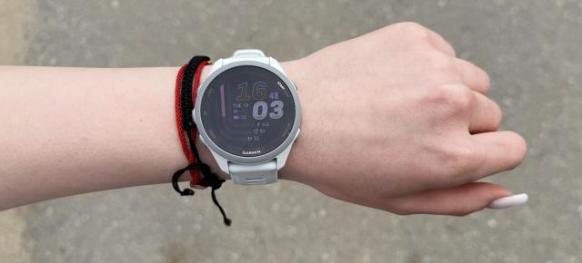 Prezentare Garmin Forerunner 170 Music: Smartwatch pentru alergători cu ecran AMOLED, Garmin Pay, muzică offline și funcții avansate de antrenament