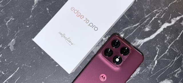 Motorola edge 70 Pro Unboxing: Baterie de 6500 mAh, ecran AMOLED generos de 144Hz, cameră periscopică + o nuanță PANTONE ce iese imediat în evidență