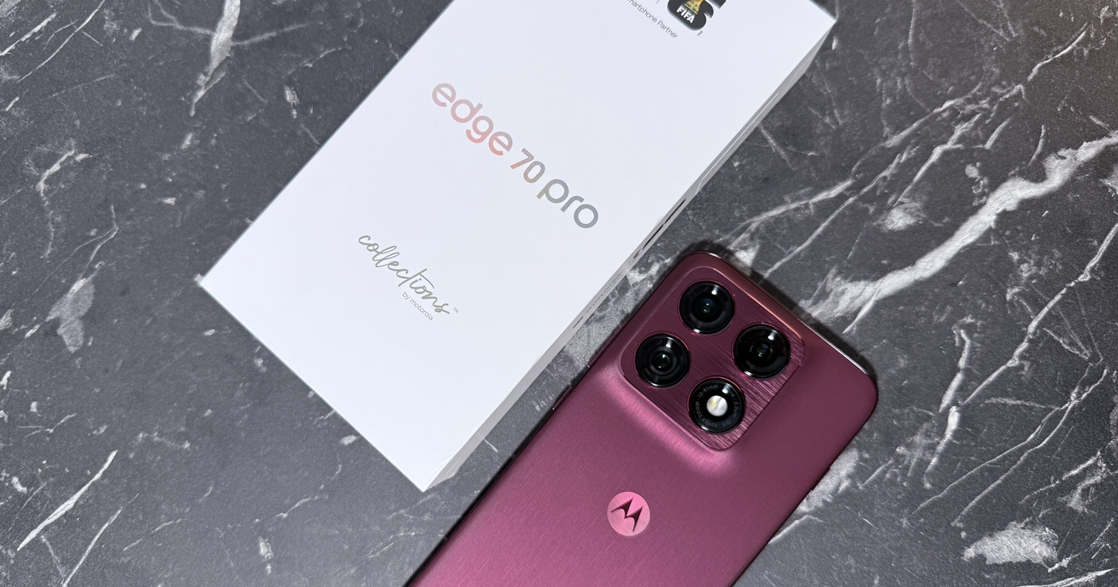 Motorola edge 70 Pro Unboxing: Baterie de 6500 mAh, ecran AMOLED generos de 144Hz, cameră periscopică + o nuanță PANTONE ce iese imediat în evidență