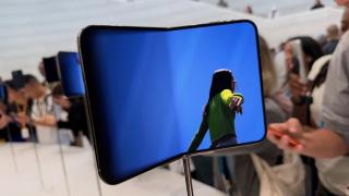 Gimmick-ul care a învins pliabilele; Apple a avut nevoie de o singură animație ca să mute toate reflectoarele pe iPhone Duo