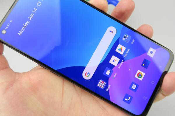 realme GT 5G: Display-ul demn de ore bune de gaming şi filme
