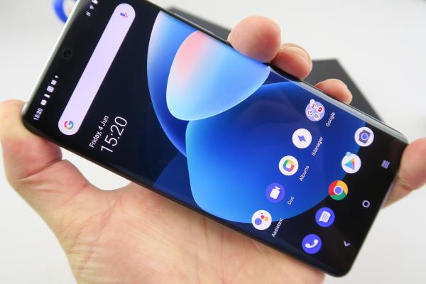 Vivo X60 Pro: Display curbat şi foarte luminos, care oferă satisfacție vizuală