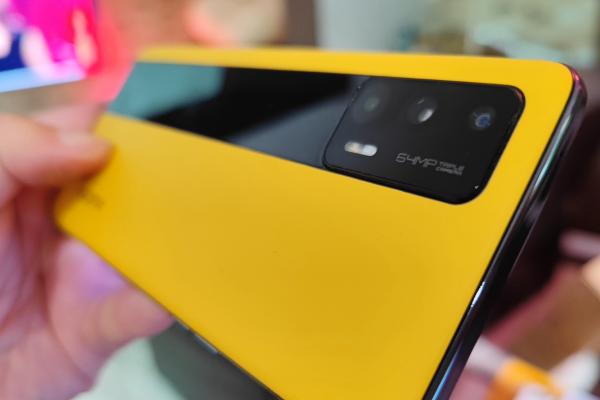 realme GT 5G Unboxing: inspirat de Ford GT, un gaming phone vitezoman (Video)