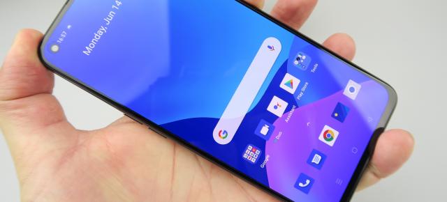realme GT 5G: Display-ul demn de ore bune de gaming şi filme