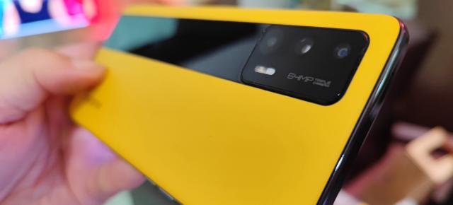 realme GT 5G Unboxing: inspirat de Ford GT, un gaming phone vitezoman (Video)