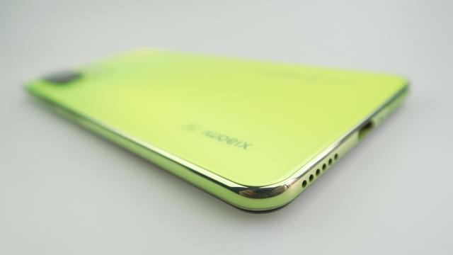 <b>Xiaomi Mi 11 Lite 5G: Acustica stereo, niscai bas, voce plăcută</b>Xiaomi Mi 10 Lite 5G venea anul trecut cu un singur difuzor, amplasat în partea de jos. dar unul care sărea de sută de decibeli în jocuri. Avea şi jack audio, dar acesta dispare de pe Xiaomi Mi 11 Lite 5G, cu toate că e compensat de adaptorul de la USB-C