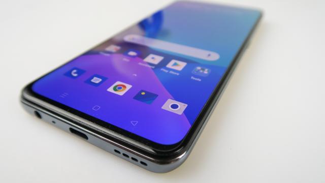 <b>realme GT 5G: Bateria doboară recordul de viteza a încărcării, oferă multe ore de binging</b>Dacă vrei un telefon de gaming, atunci nu trebuie să precupeţeşti nici un efort în a obţine cât mai multe ore de utilizare. Nu cred că ai vrea să moară telefonul fix când eşti în mijlocul unui meci de Call of duty. Realme GT 5G sta binişor