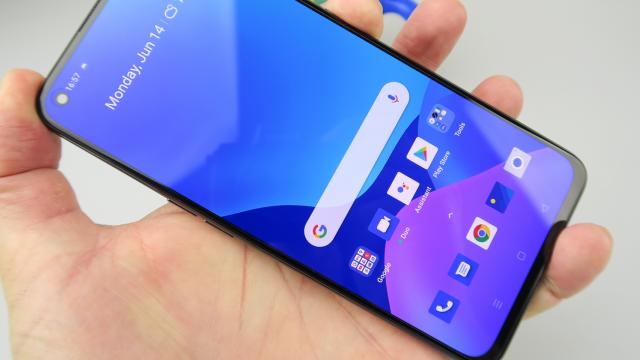 <b>realme GT 5G: Display-ul demn de ore bune de gaming şi filme</b>Realme GT 5G are un ecran Super AMOLED cu rezoluţie de 2400 x 1080 pixeli şi diagonală de 6.43 inch. Are orificiu în ecran pentru camera selfie şi protecţie din plastic aplicată din fabrică. Vine cu aspect 20:9 şi are refresh rate de 120 Hz