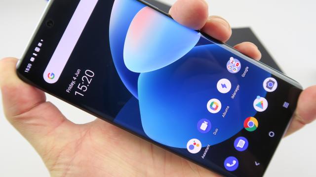 <b>Vivo X60 Pro: Display curbat şi foarte luminos, care oferă satisfacție vizuală</b>Vivo X60 Pro optează pentru un ecran AMOLED curbat pe margini, cu diagonală de 6.56 inch. Are rezoluţie Full HD+ şi refresh rate de 120 Hz, plus suport HDR10+. Este şi foarte imersiv şi acel orificiu pentru camera selfie nu deranjează deloc la vizualizare