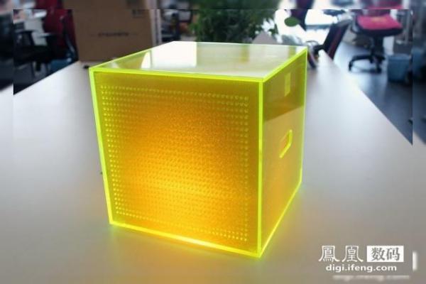 HTC One (E8) are cea mai originală cutie inventată vreodată: poate fi folosită ca lampă; Iată și imagini hands on cu telefonul!