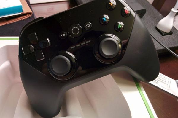 Iată cum arată consola Android TV și joystickul său, Într-un unboxing al unui developer