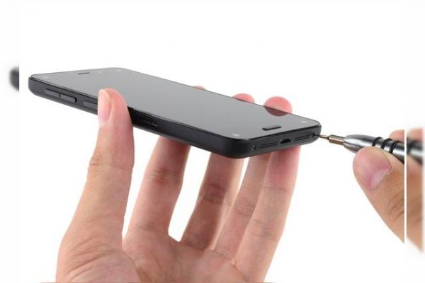 Smartphone-ul Amazon Fire Phone disecat de către iFixit; acesta este destul de greu de reparat (Video)
