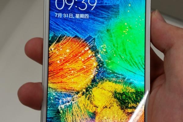 O versiune albă de Samsung Galaxy Alpha este fotografiată; Iat-o!