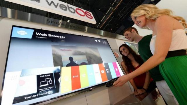 <b>WebOS devine un hit... dar de abia pe televizoarele LG (Video)</b>WebOS nu a apucat să fie un hit pe tabletele HP sau pe telelefoanele produse de Palm sub logo-ul HP, dar iată că inspirația celor de la LG a insuflat o nouă viață acestui OS. La doar 3 luni după lansarea primelor televizoare smart LG cu WebOS, ele...