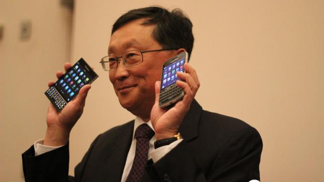 <b>CEO-ul BlackBerry, John Chen prezintă două noi modele ale companiei: BlackBerry Passport și BlackBerry Classic</b>După conferință pentru anunțarea rezultatelor financiare și întrunirea cu investitorii, oficialii BlackBerry au participat la un eveniment de presă, în cadrul căruia au prezentat noi modele BlackBerry. CEO-ul John Chen a fost fotografiat cu noile...