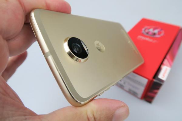 Motorola Moto Z2 Play Unboxing + Moto Mods: mai arătos, mai subţire, cu module interesante (Video)