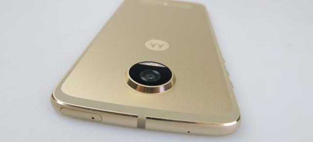 Motorola Moto Z2 Play Review