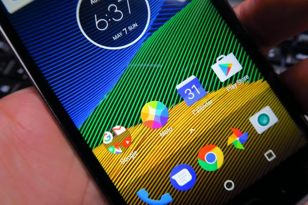 Motorola Moto G5: OS, UI, aplicaţii stock, cu aer de Nexus
