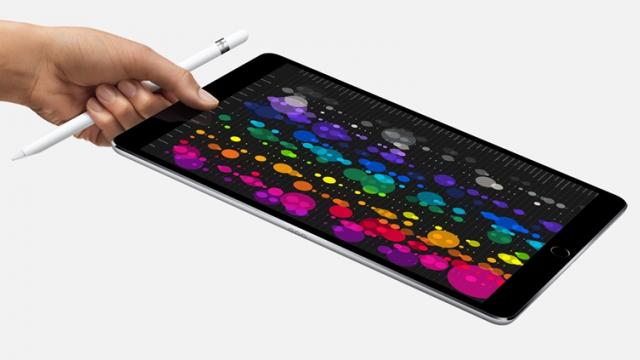 <b>WWDC 2017: Apple prezintă noul iPad Pro de 10.5 inch, cu procesor Apple A10X Fusion, cameră cu stabilizare optică; Debutează şi un iPad Pro de 12.9 inch cu upgrade </b>Mult-vehiculatul iPad Pro 10.5 inch a devenit oficial în cadrul evenimentului Keynote ce a marcat deschiderea conferinței Apple WWDC 2017. Această nouă tabletă destinată profesioniștilor vine cu procesor Apple A10X la interior și cu o cameră ce ne