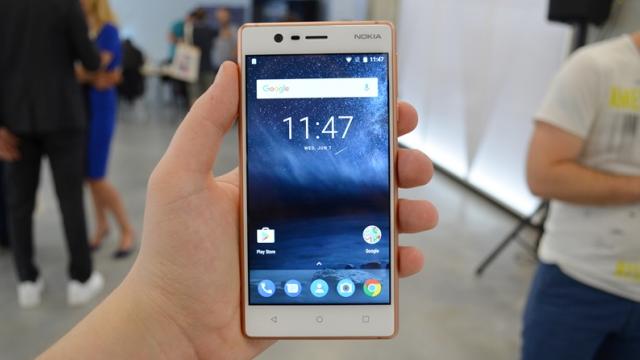 <b>Preț și disponibilitate Nokia 3 în România!</b>Modelul entry-level pe care finlandezii de la HMD Global îl aduc pe piață anul acesta în zona Android este Nokia 3, telefon tare arătos ce rulează un Android stock. Produsul de aici va fi disponibil începând din această săptămână pe plan local și aflăm