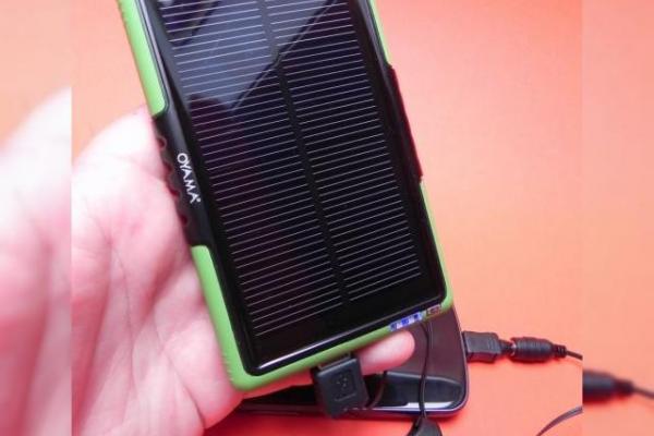 Review baterie externă solară/PowerMax Oyama - banca de energie ideală pentru telefon și tabletă (Video)