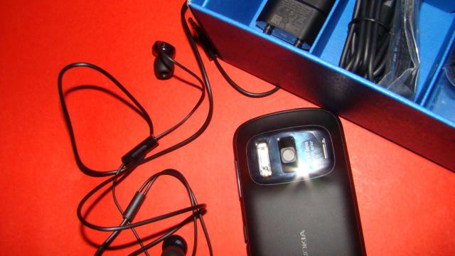 <b>Nokia 808 PureView Unboxing - Preview. Cameră foto cu smartphone</b>Nokia 808 PureView este modelul finlandezilor care merită toată atenția. Nu este doar cel mai performant terminal cu Symbian (mai nou, Nokia) lansat vreodată. Este și cea mai bună cameră foto pe un smartphone. V-am relatat despre acest model de la...