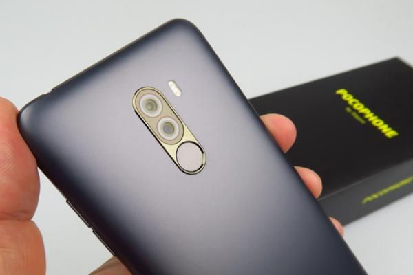 Xiaomi Pocophone F1 Unboxing: costă Poco, are spate Poco, dar are putere Molto Bene (Video)