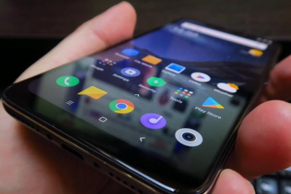 Xiaomi Pocophone F1: OS, UI, aplicaţii cu un MIUI abstract, fără deblocare facială