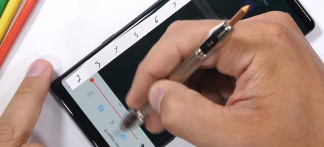 Samsung Galaxy Note 9 primeşte testul de rezistenţă JerryRigEverything, are un moment cand îi cad butoanele (Video)