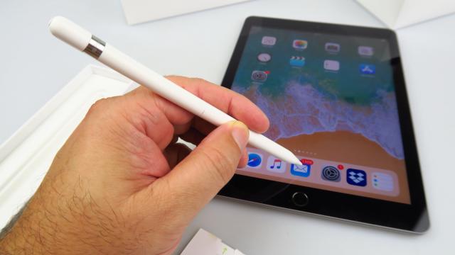 <b>Apple iPad 9.7 (2018) Review</b>Tabletele sunt pe ducă! Şoc şi groază! Nu mai cumpăra nimeni tablete! Cam asta e vibe-ul pieţei tabletelor din 2014 încoace... Nu aşa te-ai aştepta să înceapă o recenzie de iPad probabil, dar asta e starea actuală a device-urilor. Îmi aminteşte de..