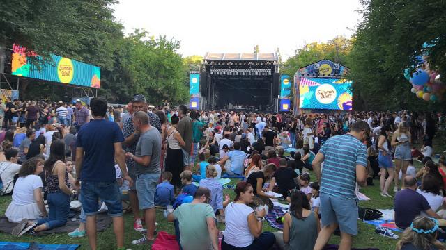 <b>Cum a fost la Summer Well 2018: lineup mai modest, mâncare mai bună, semnal puţin şi multe de făcut</b>Summer Well 2018 a fost probabil ultimul mare festival muzical al verii, acum că e gata cu toate UNTOLD-urile şi Electric Castle-urile. Am avut ocazia să merg acolo în weekendul ce tocmai s-a încheiat, mai mult pentru atmosferă decât pentru muzică şi..