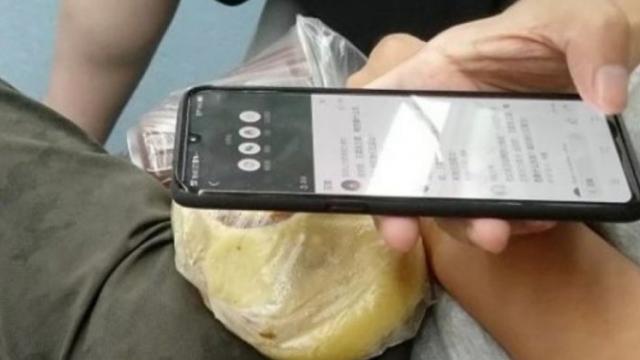 <b>Vivo X23 ar urma să vină cu procesor Snapdragon 670 şi recunoaştere facială 3D avansată; Vedem fotografii hands on</b>Cei de la Vivo au noi telefoane pregătite pentru debut, printre acestea numărându-se și modelul Vivo X23 pe care îl putem vedea astăzi într-o primă fotografie hands-on care confirmă o parte dintre elementele de design. Descoperima celași decupaj