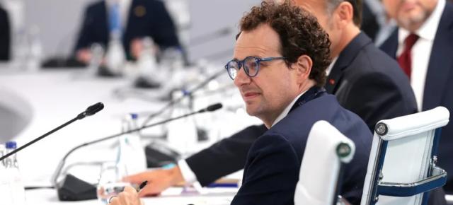 Dario Amodei cere frână în cursa AI: Anthropic acceptă evaluatori independenți cu acces intern