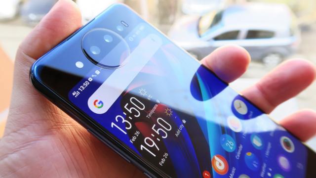 <b>Vivo NEX Dual Display unboxing: două ecrane, 10 GB RAM, mult din tot (Video)</b>Vivo a fost primul inovator curajos din 2018, cu un telefon cu periscop, Vivo APEX, derivat în Vivo Nex apoi. Experimentele au continuat cu Vivo NEX Dual Display, care a debutat în decembrie 2018 şi iată-l acum ajuns şi pe masa